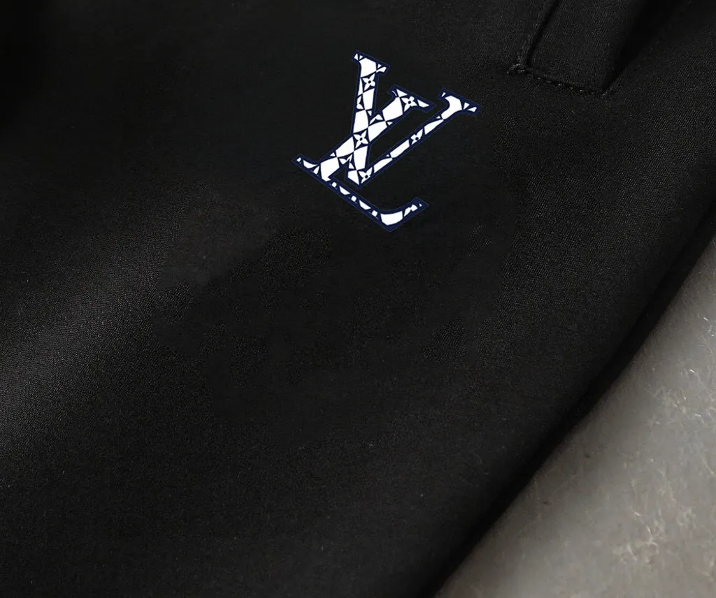🅿️460 Directly approved brand [LV Louis Vuitton] (velvet and thickened) 2025 autumn and winter new products, celebrities' favorite fashionable casual suits, clean and neat tailoring, full of urban style. Made of high-quality custom fabrics, the inner warmth is excellent, the hand feels soft and dry, and the upper body effect is crisp and stylish. The three-dimensional cutting process and the pattern are all of high standards, and the silhouette version has the right benefits! It is not tight at all, and you feel good when you wear it. So many top-quality raw materials create high-end products with unparalleled value. It is the first choice for high-end fashion people. (Size: M-4XL can wear up to 200 pounds)
